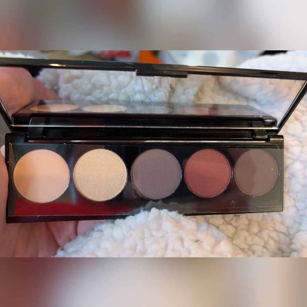 Laritzy Artistry Royal Palette Eye Shadow 5 full size shadows NWT